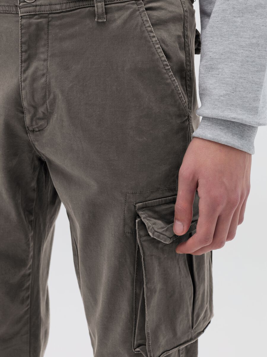 Pantalone cargo in twill di cotone stretch_3