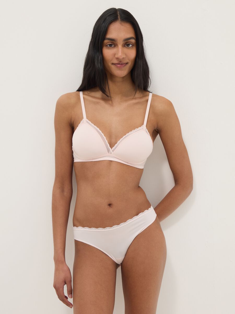 Reggiseno a triangolo rosa con dettaglio in pizzo_1