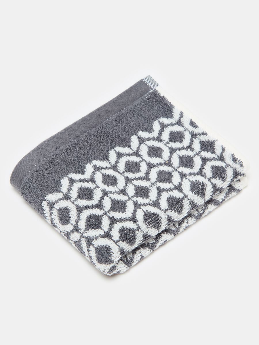 Guest towel with dots pattern_1