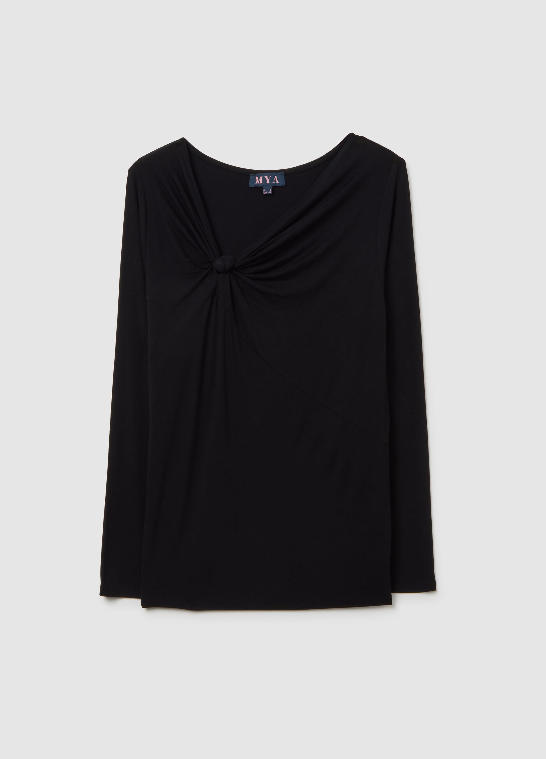 Maglia nera regular fit con scollo a V