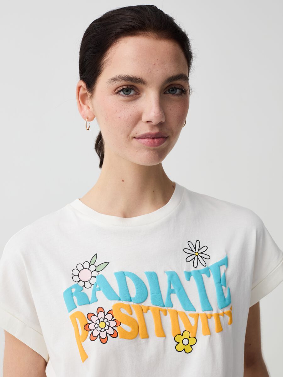 T-shirt con stampa lettering e fiori_1