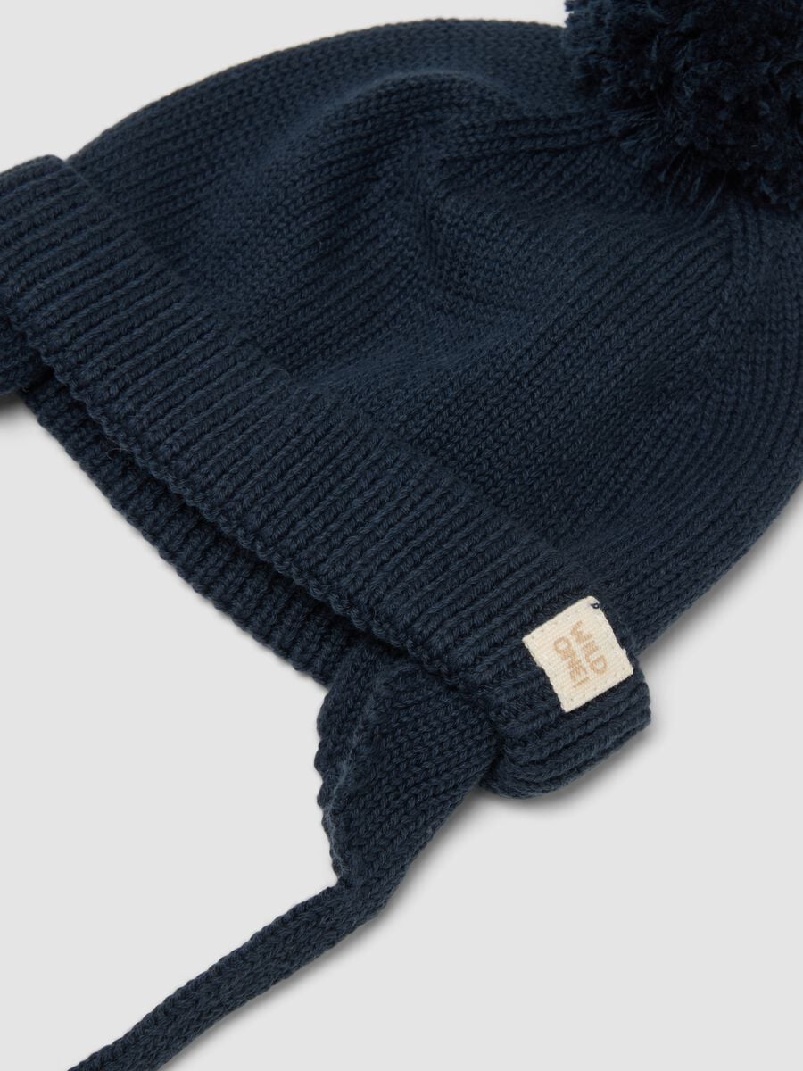 Cappello blu in puro cotone lavorato a maglia con pon pon_1