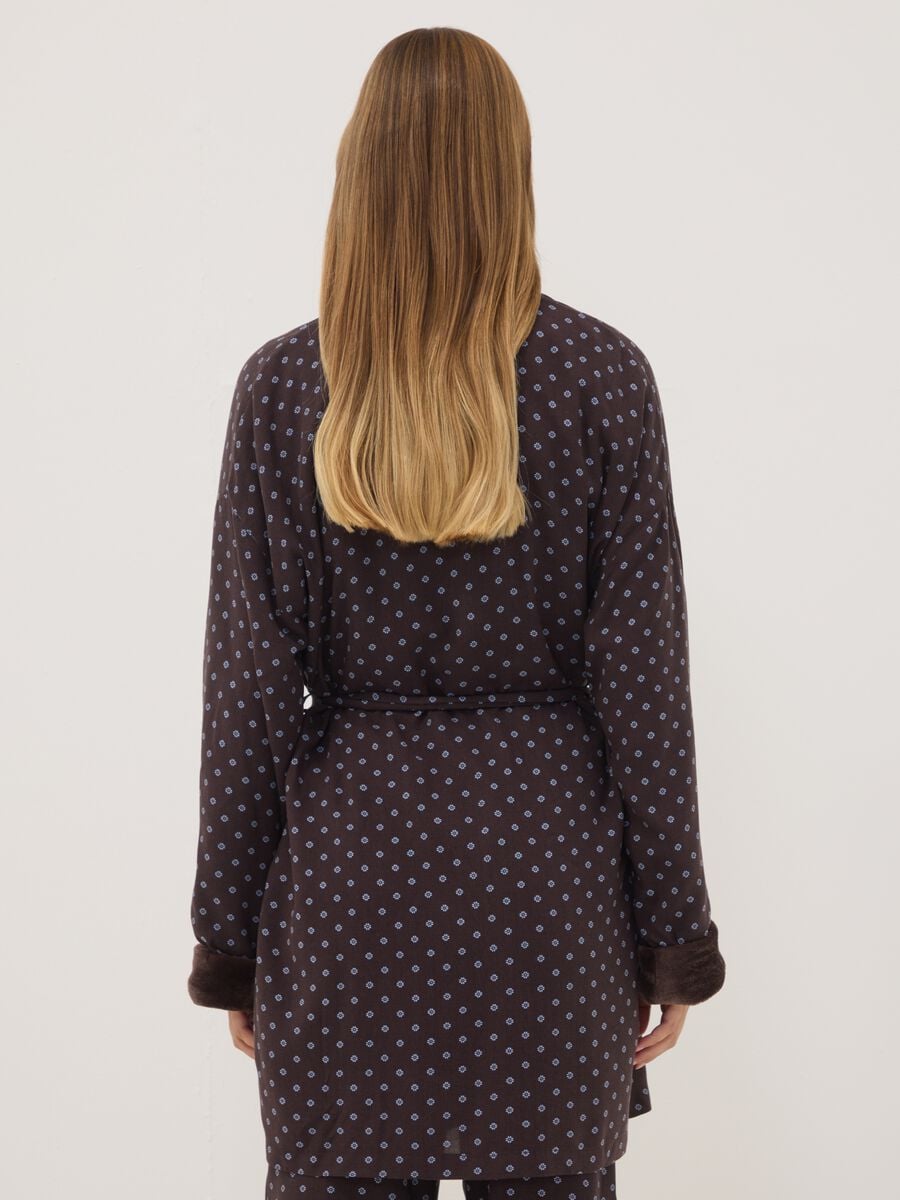 Vestaglia marrone in pura viscosa con fantasia micro floreale_3