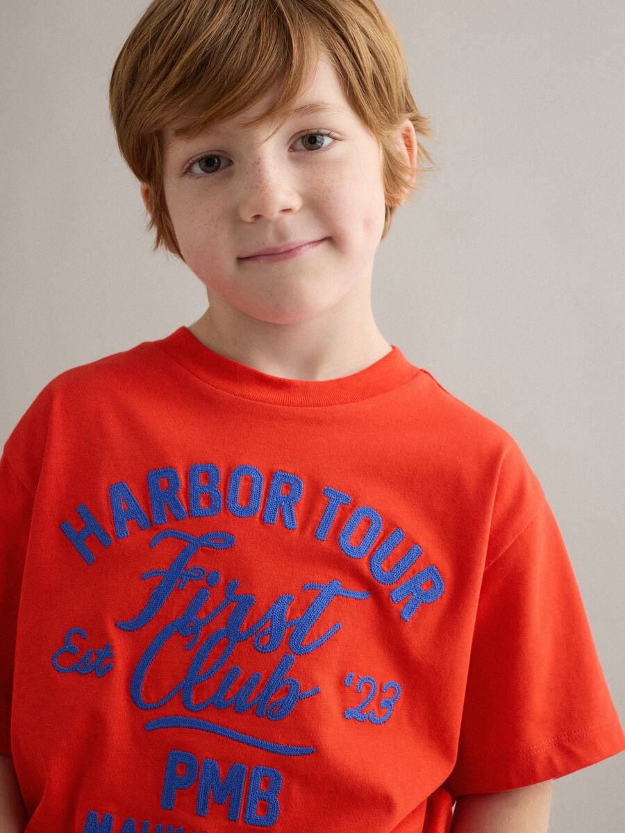T-shirt rossa in puro cotone over fit da bambino_1