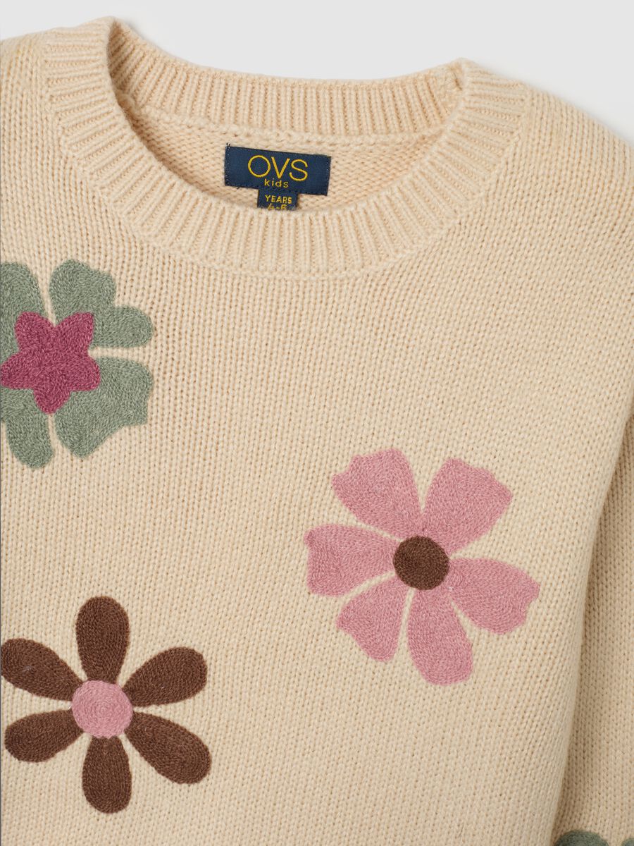 Maglione da bambina beige regular fit con fiori_2