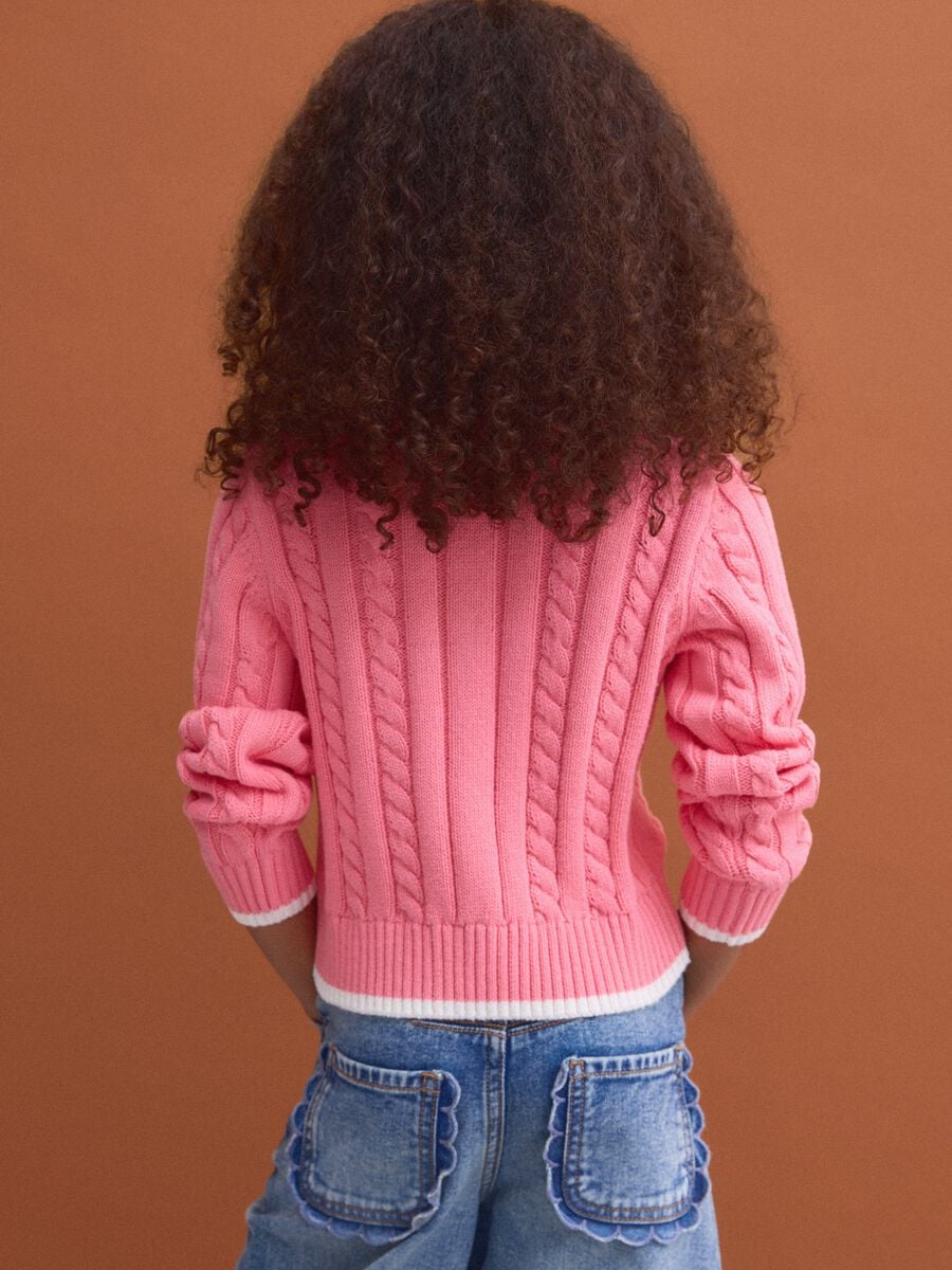 Maglia rosa in puro cotone a trecce con scollo a V per bambina_2