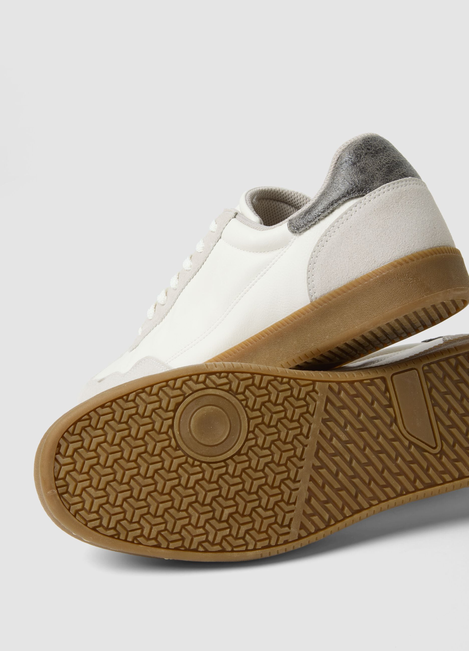 Sneakers bianche casual con suola a contrasto