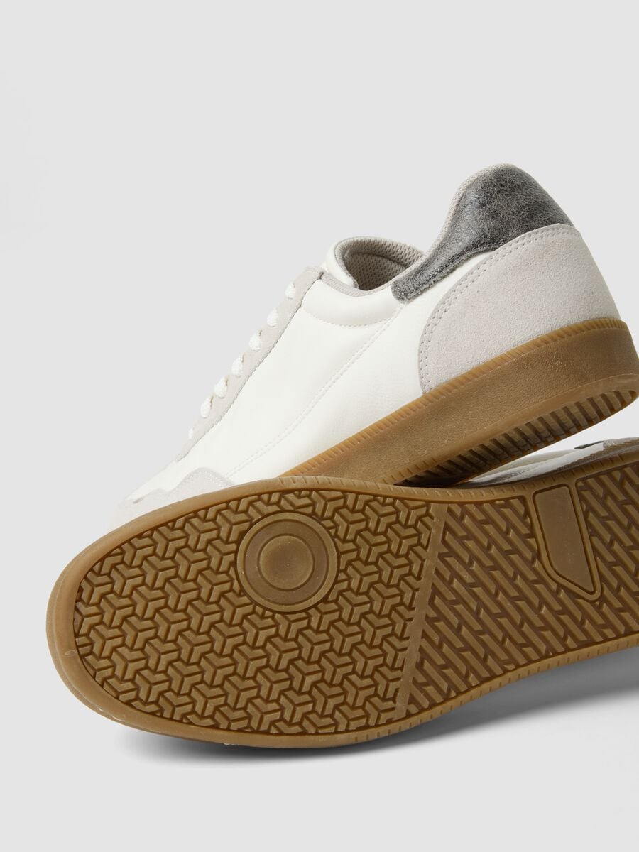 Sneakers bianche casual con suola a contrasto_2