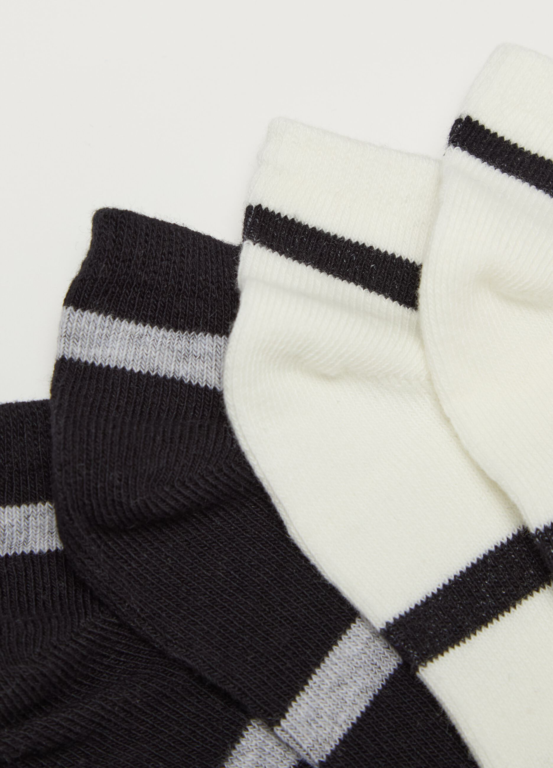 Multi-pack seven shoe liners with striped design and lurex