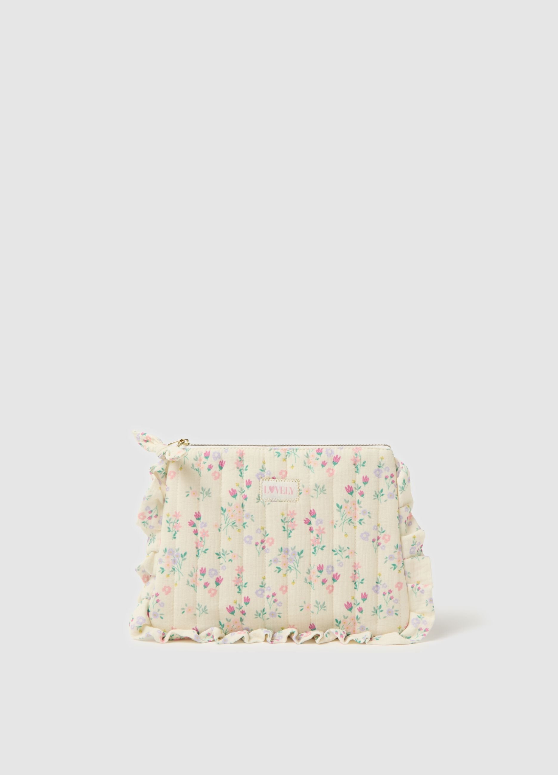 Essential beauty case with frills