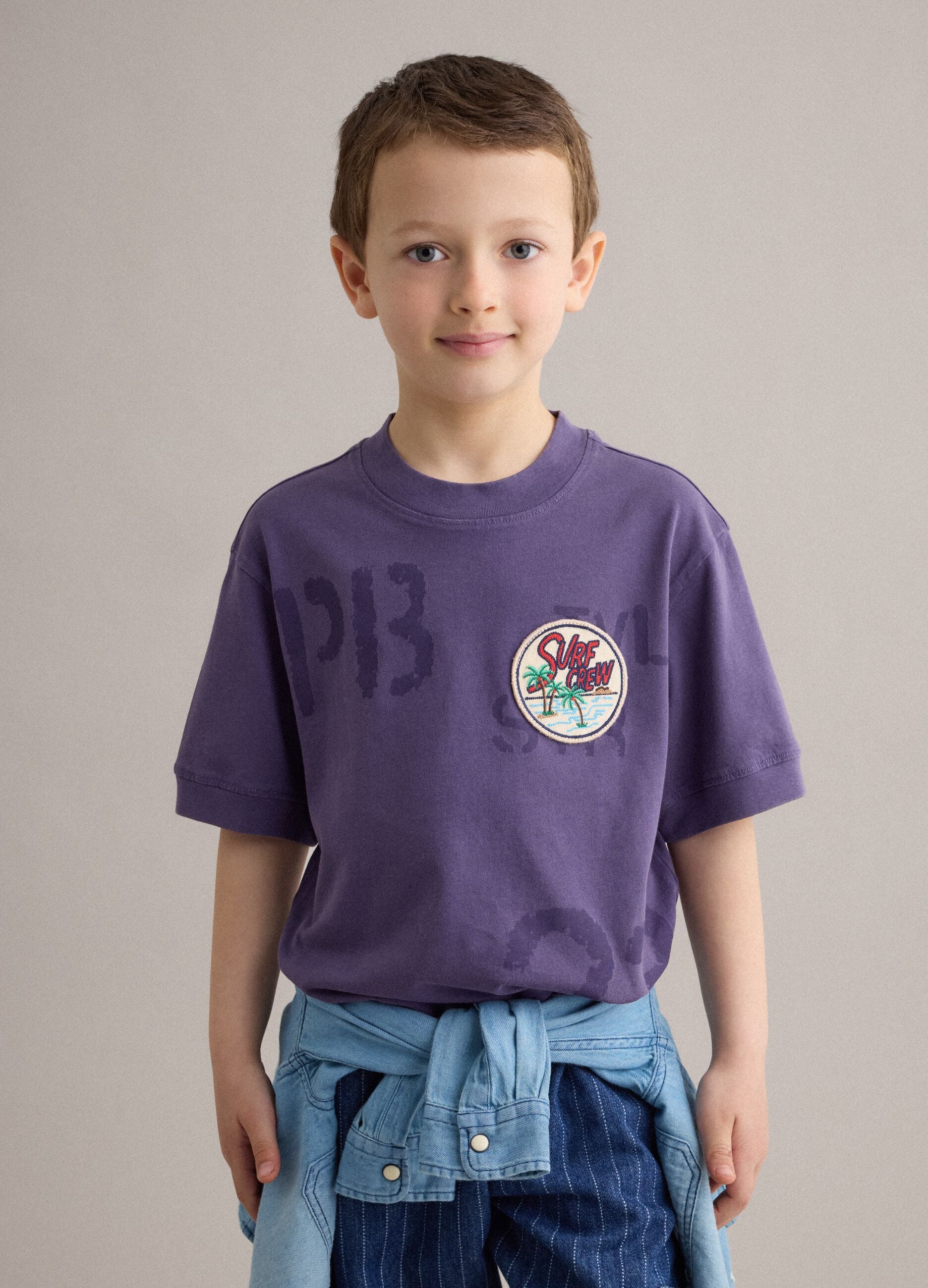 T-shirt in puro cotone viola da bambino regular fit con patch