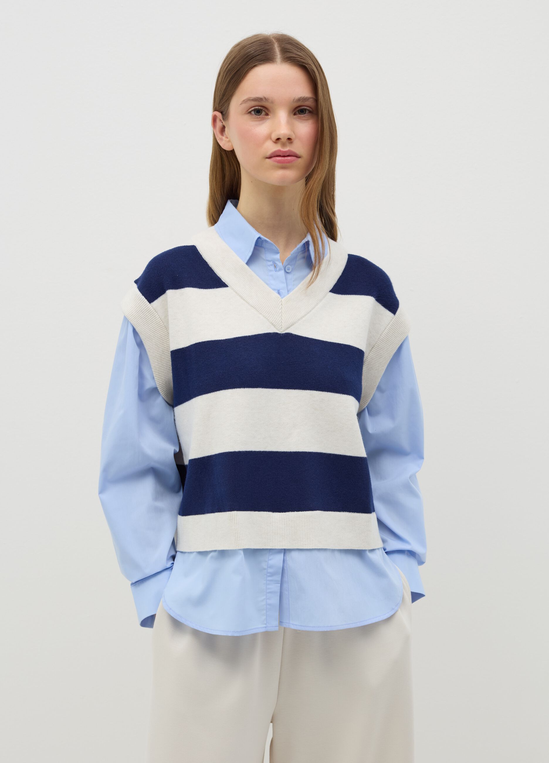 Closed gilet with stripes
