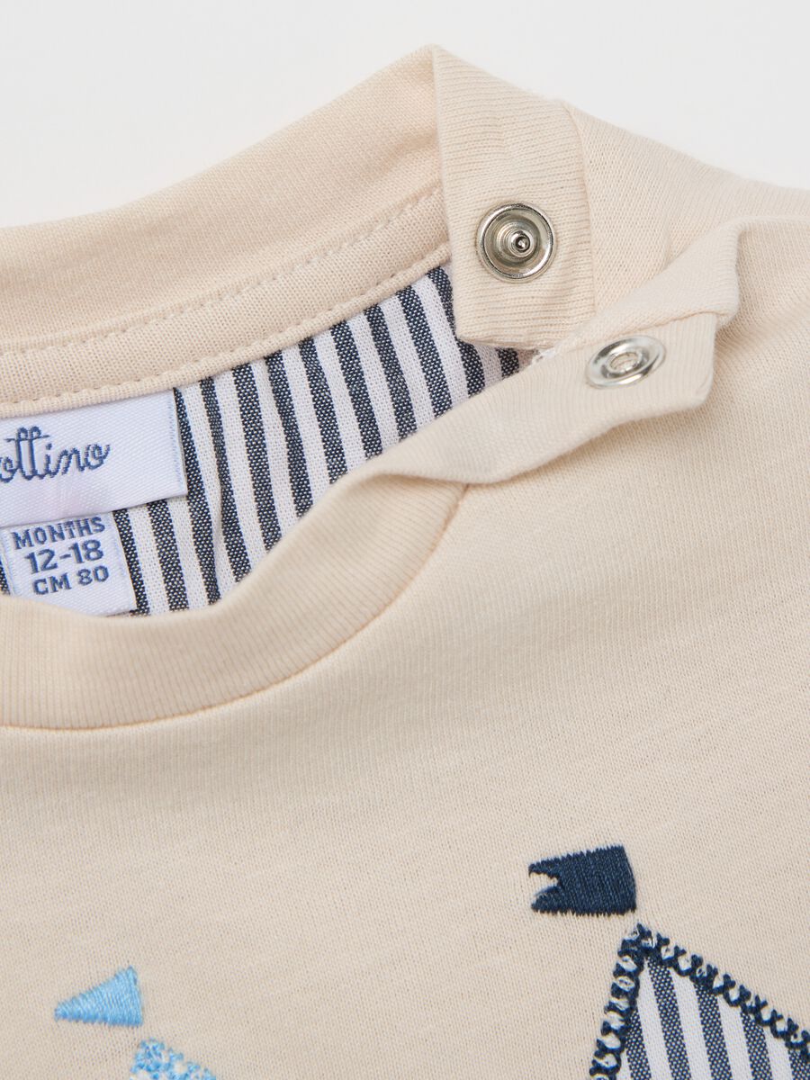 Beige top with short sleeves and boats_2
