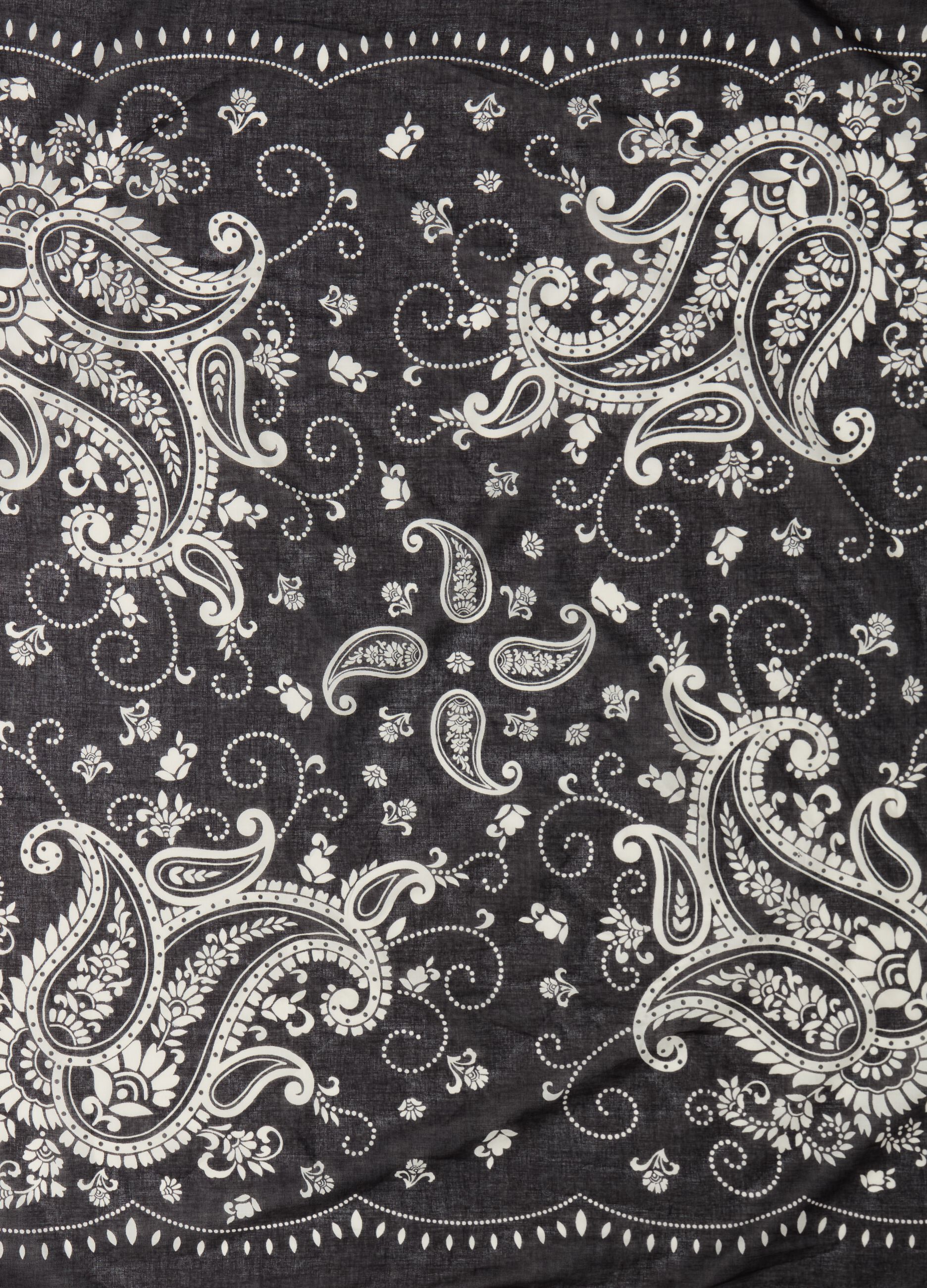 Contemporary foulard with paisley print