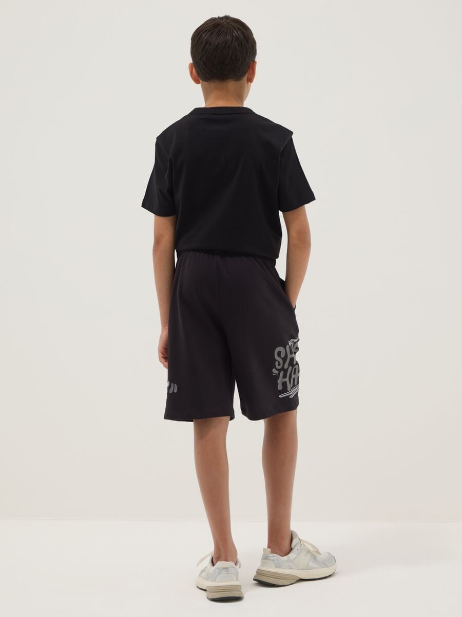 Shorts neri in puro cotone da ragazzo oversize fit con stampe_1