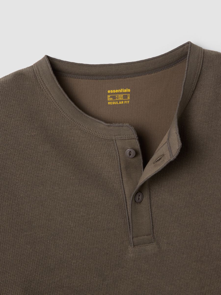 T-shirt marrone in misto viscosa a nido d'ape regular fit_1