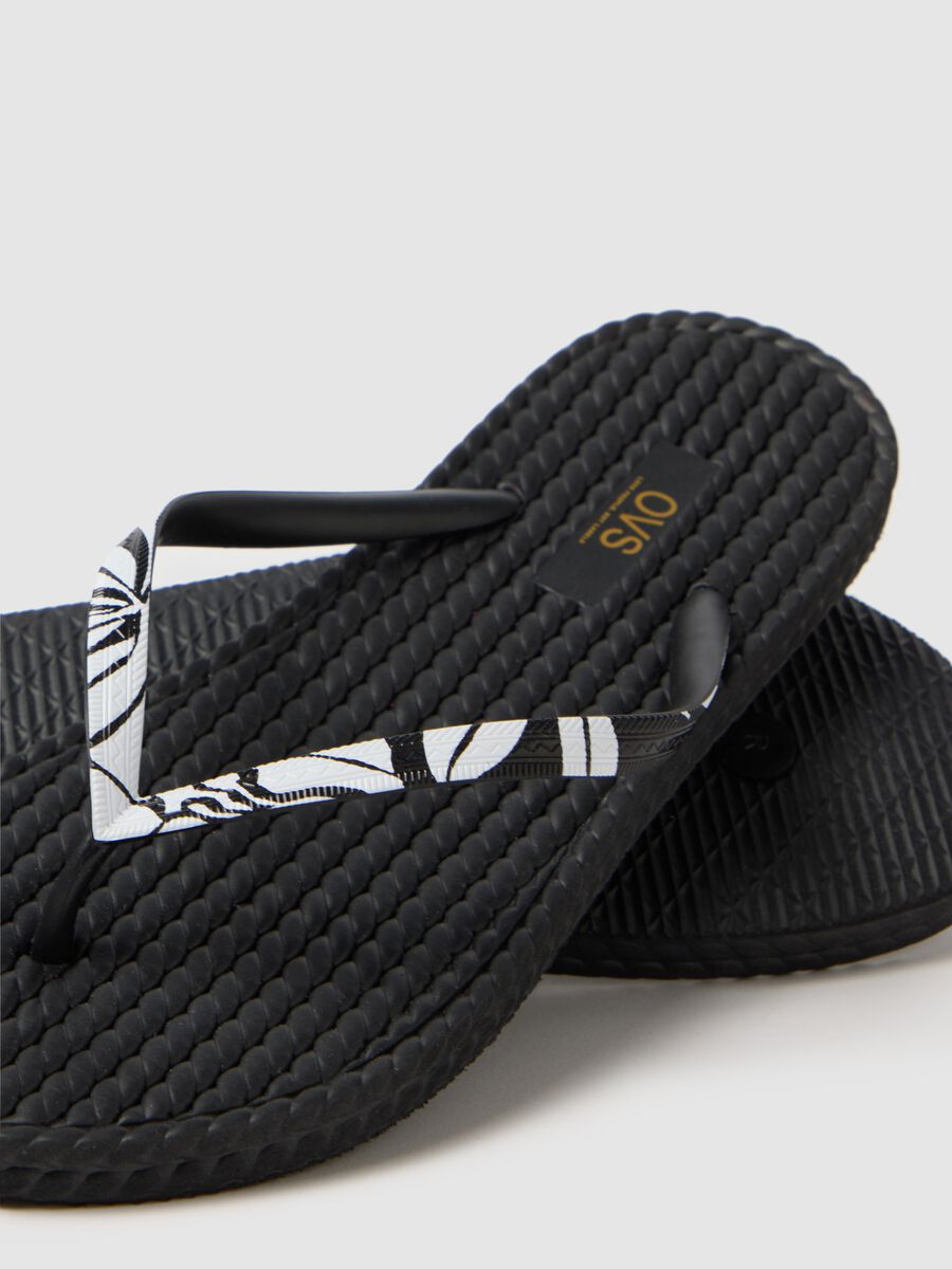 Women’s flip-flop in black PVC and polyethylene mix_1
