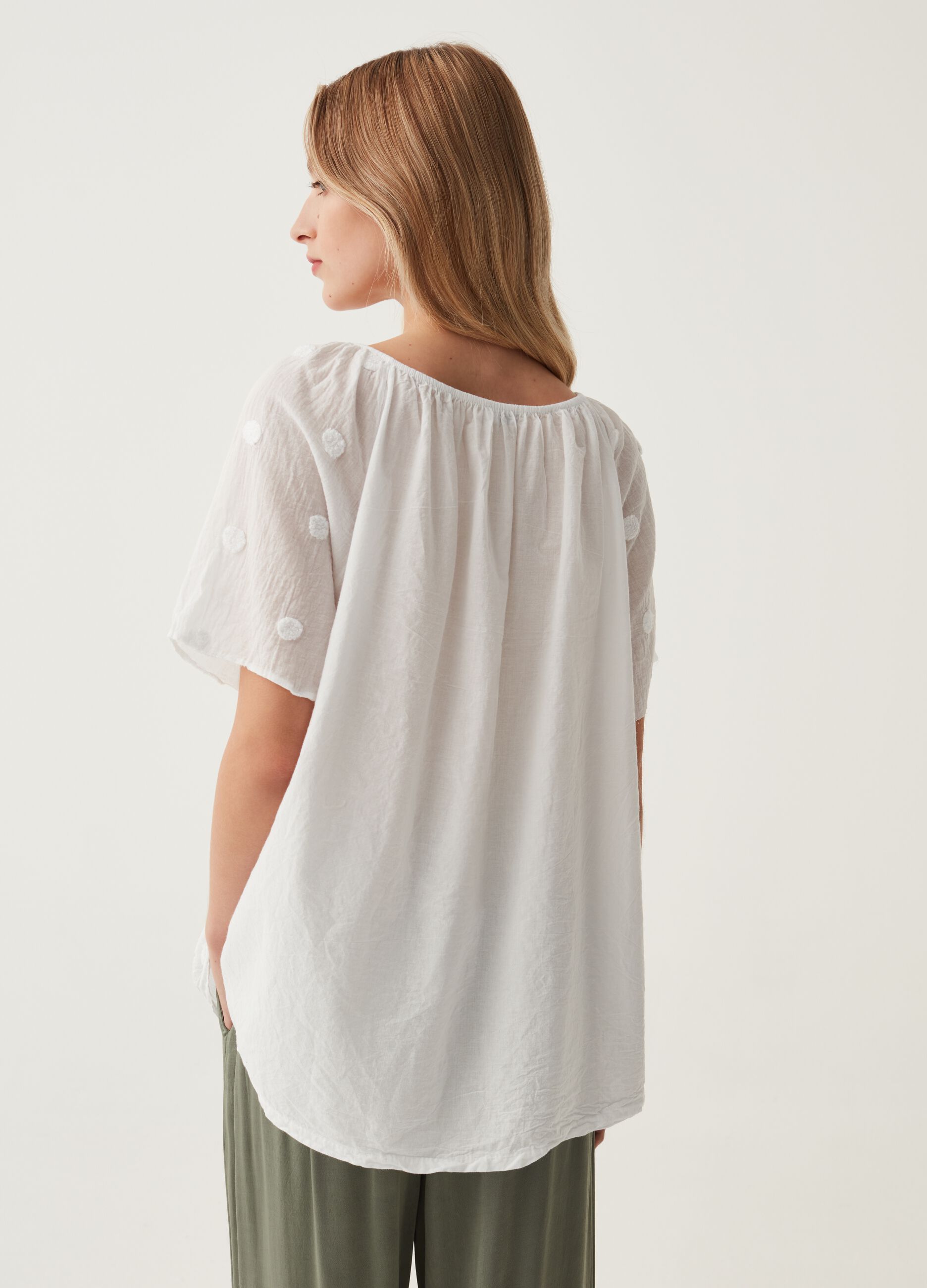Blusa con ricamo a pois Hybrid_2