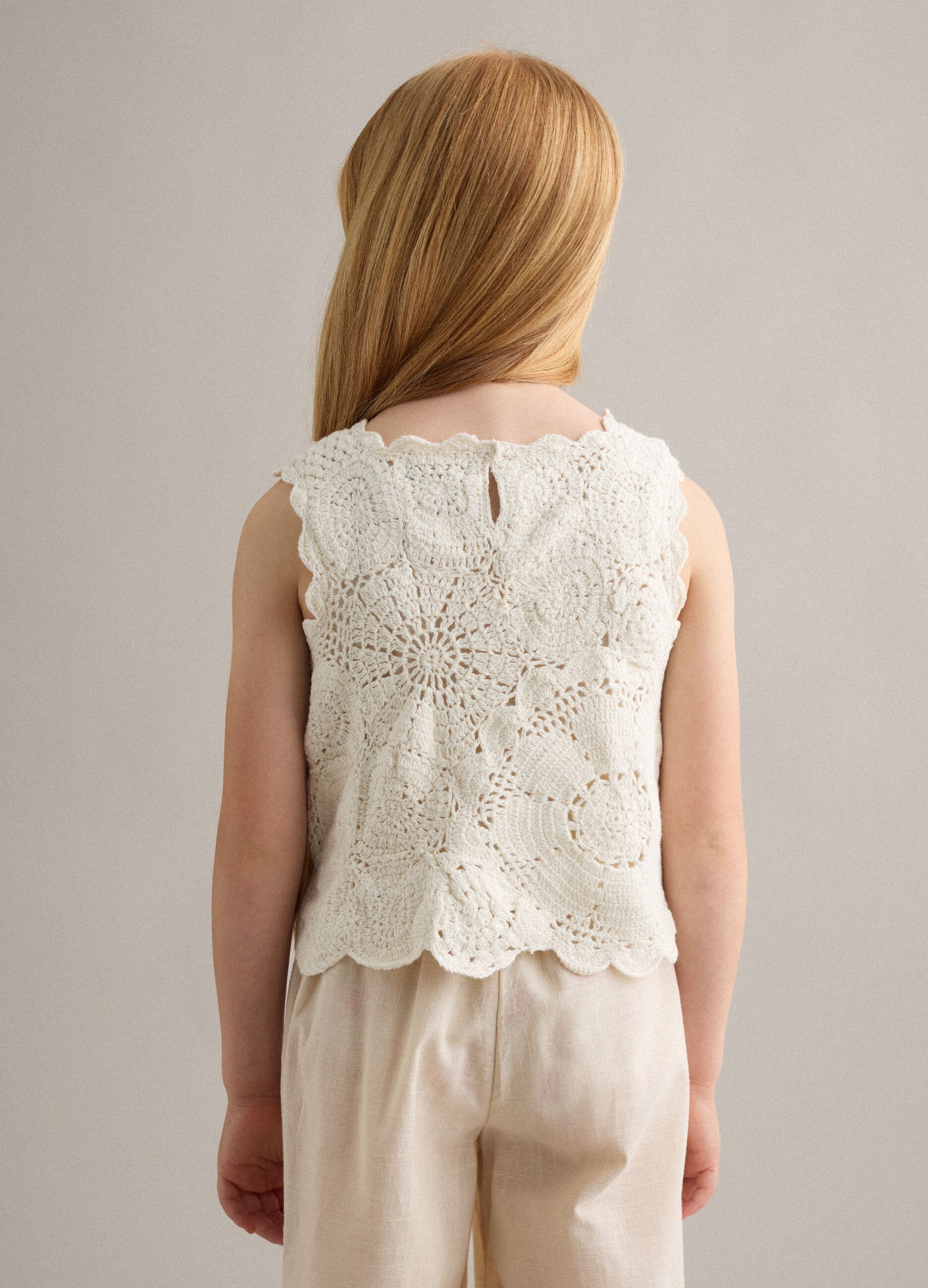 Girls&rsquo; white pure cotton tank top with floral open-knit pattern