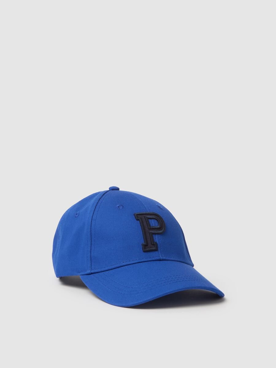Cappello in puro cotone blu con visiera regolabile e P ricamata_0