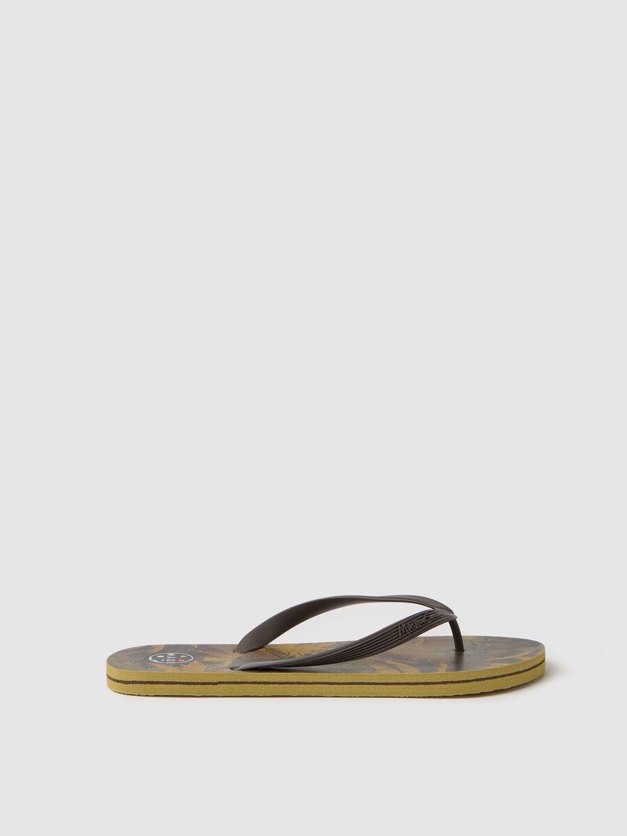 Maui and Sons flip flops with tropical motif_0
