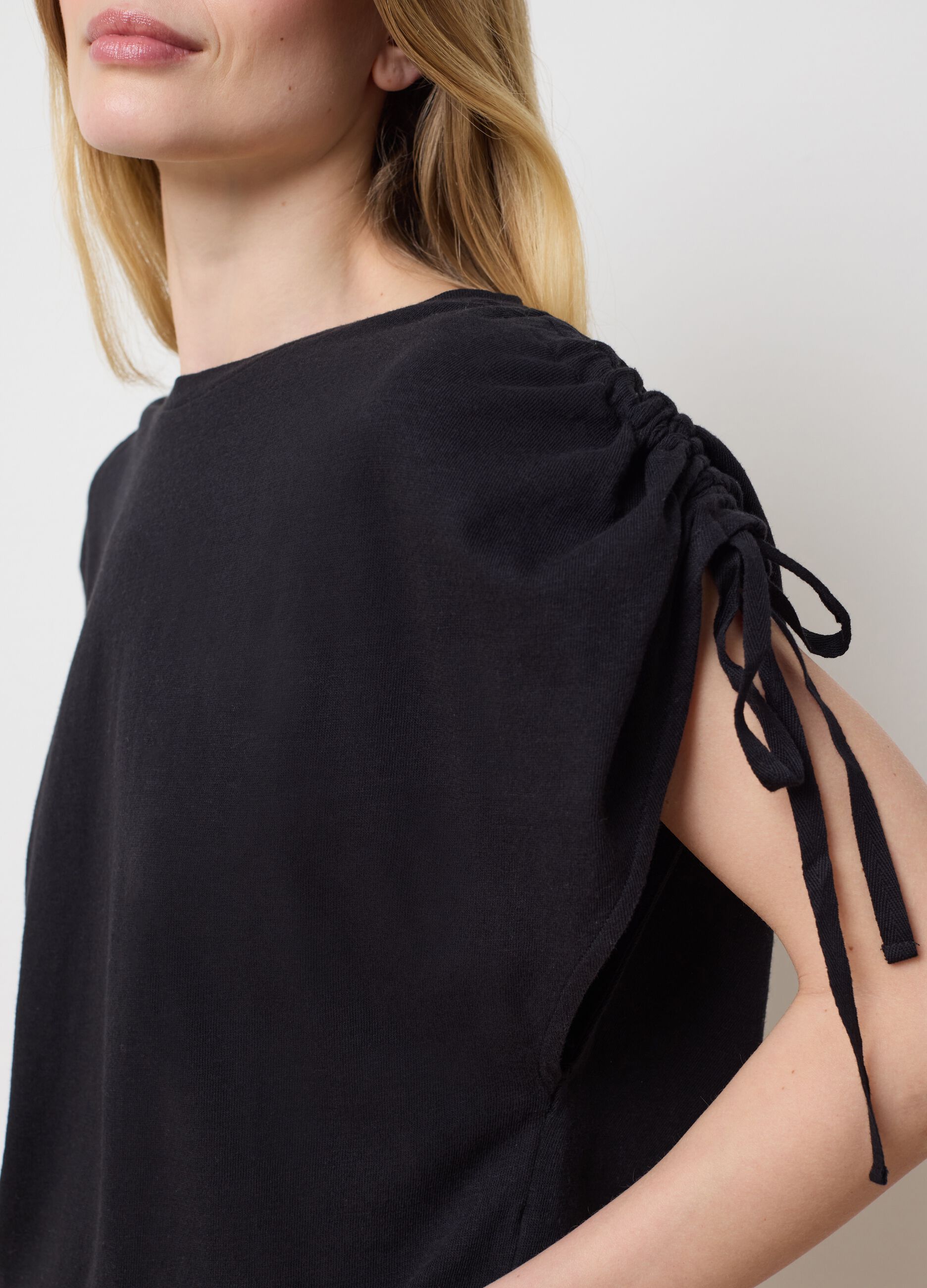 T-shirt with gathered sleeves