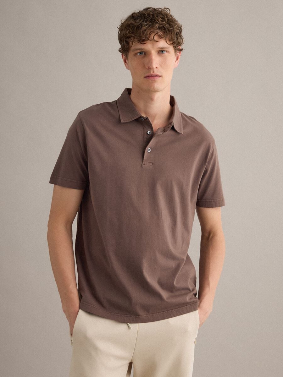 Polo marrone a maniche corte in puro cotone regular fit_0