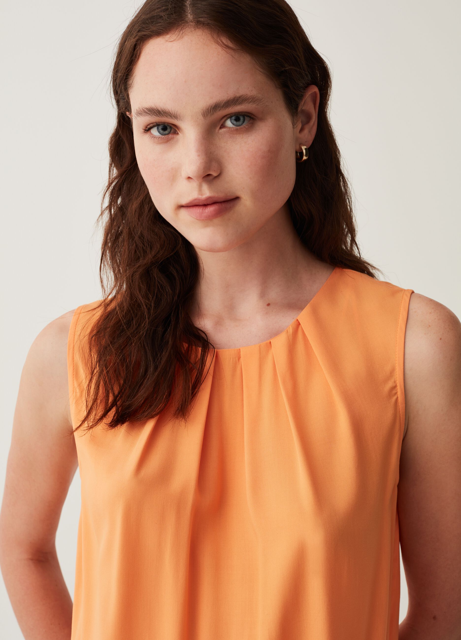 Blusa smanicata con plissettatura_0