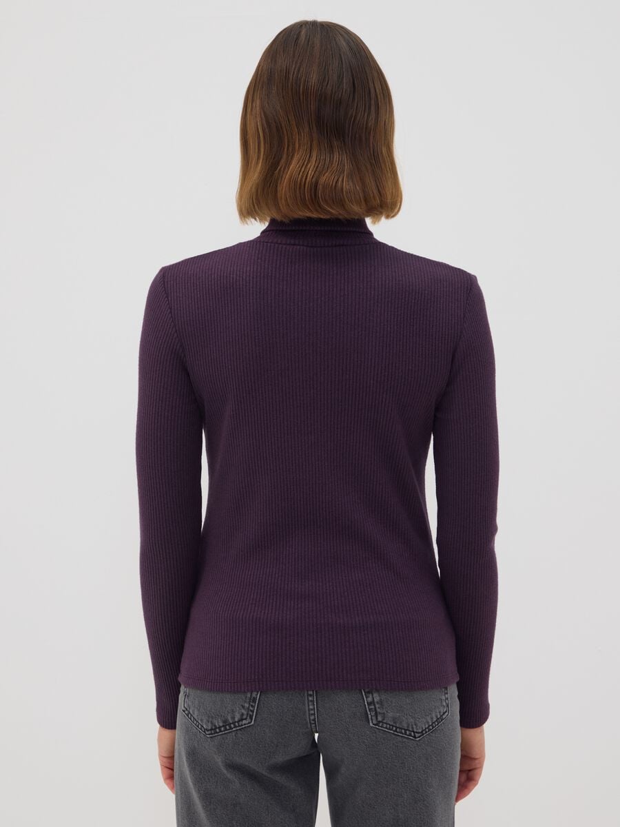Maglia viola in misto viscosa a costine con girocollo_3