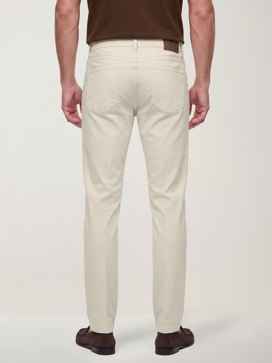 Pantaloni beige in twill di cotone elasticizzato slim fit_3