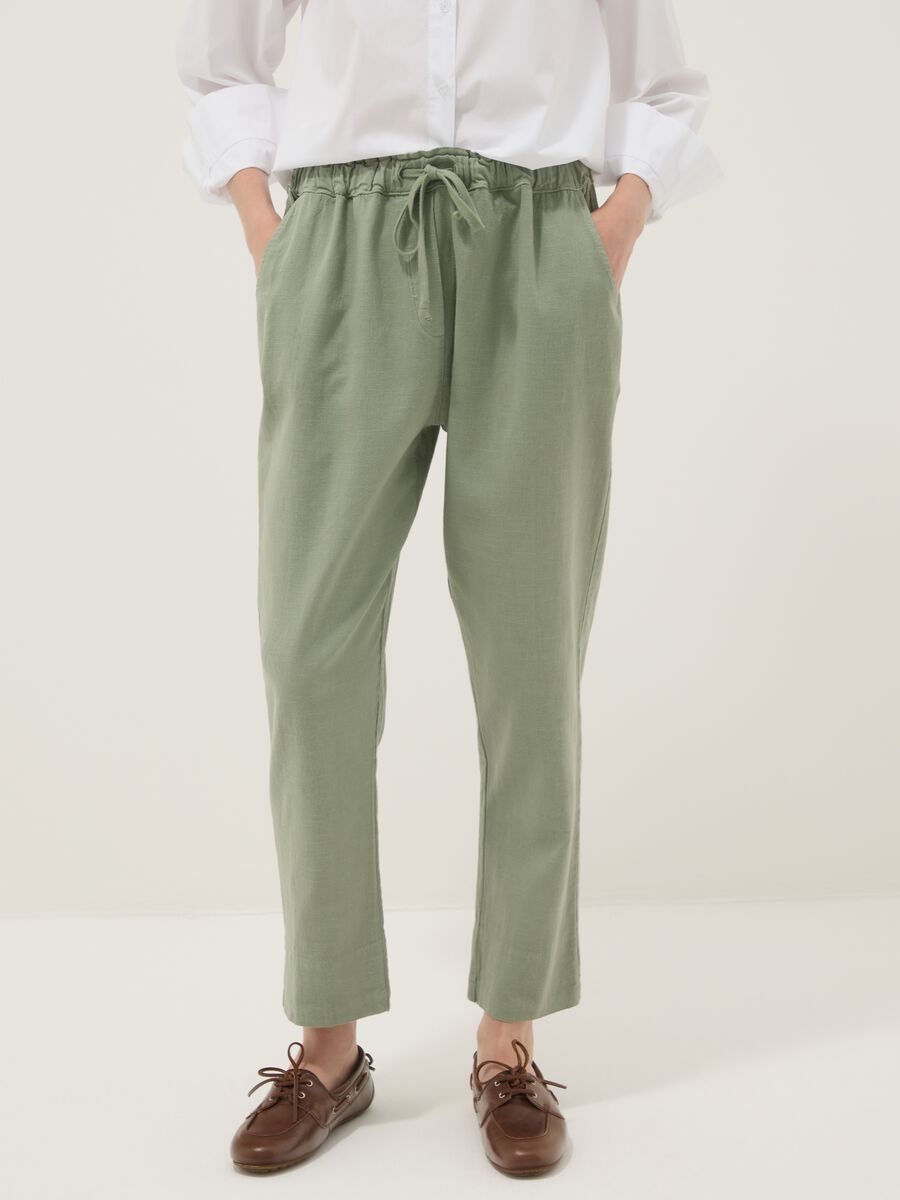 Pantaloni verdi in misto lino e cotone con vita elasticizzata_1
