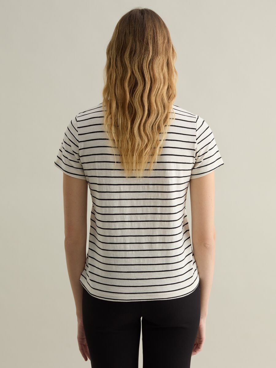 T-shirt with round neck and striped pattern_2