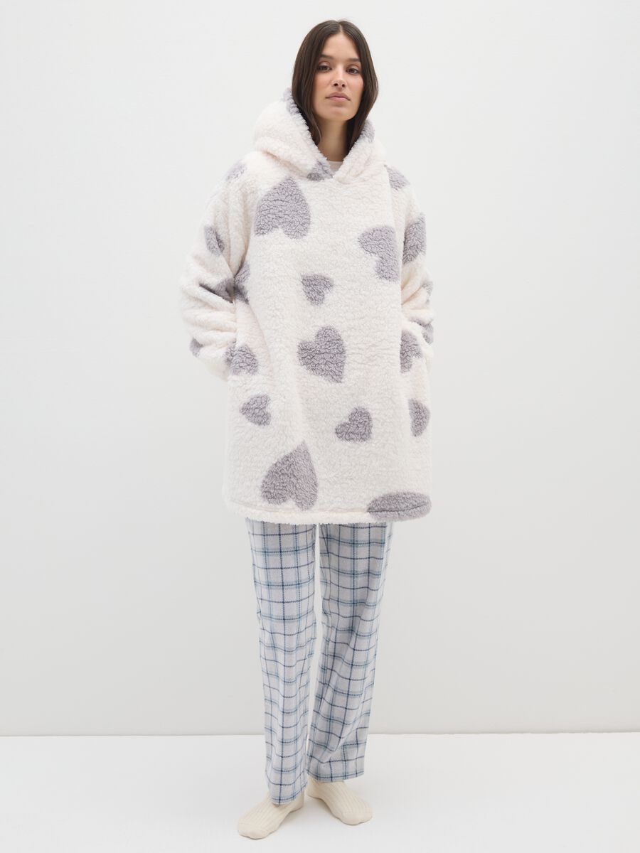 White Sherpa Dressing Gown with Grey Hearts_1