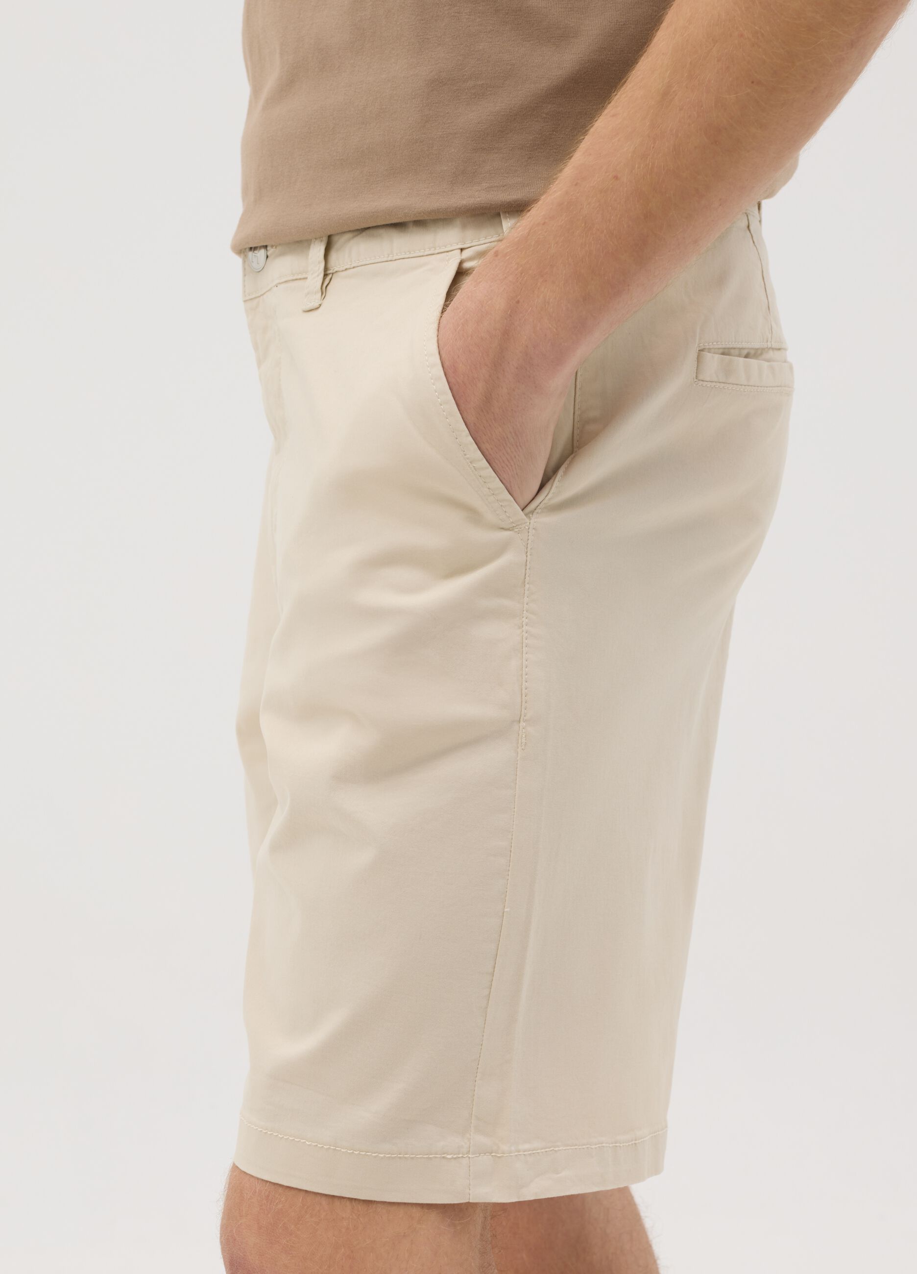 Men’s regular-fit beige shorts in stretch cotton