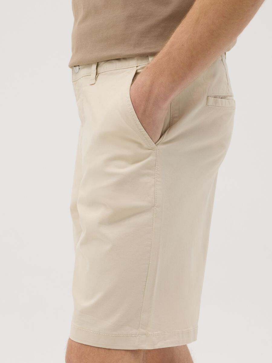 Men’s regular-fit beige shorts in stretch cotton_3