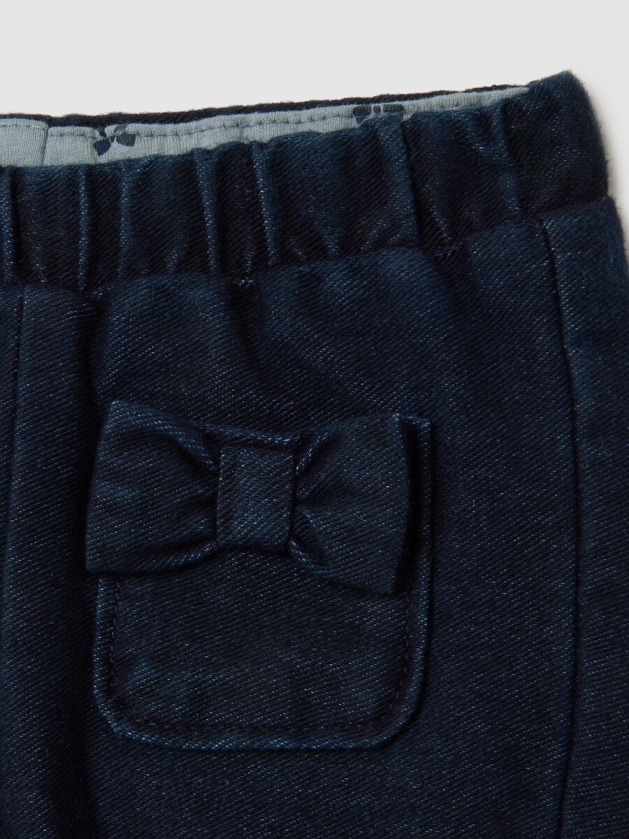 Pantaloni blu da neonata in misto cotone regular fit con fiocchi_2