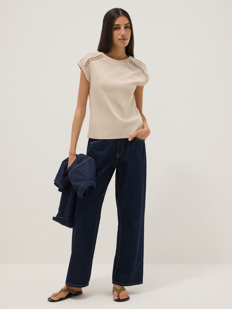 T-shirt beige in puro cotone con inserti traforati regular fit_2