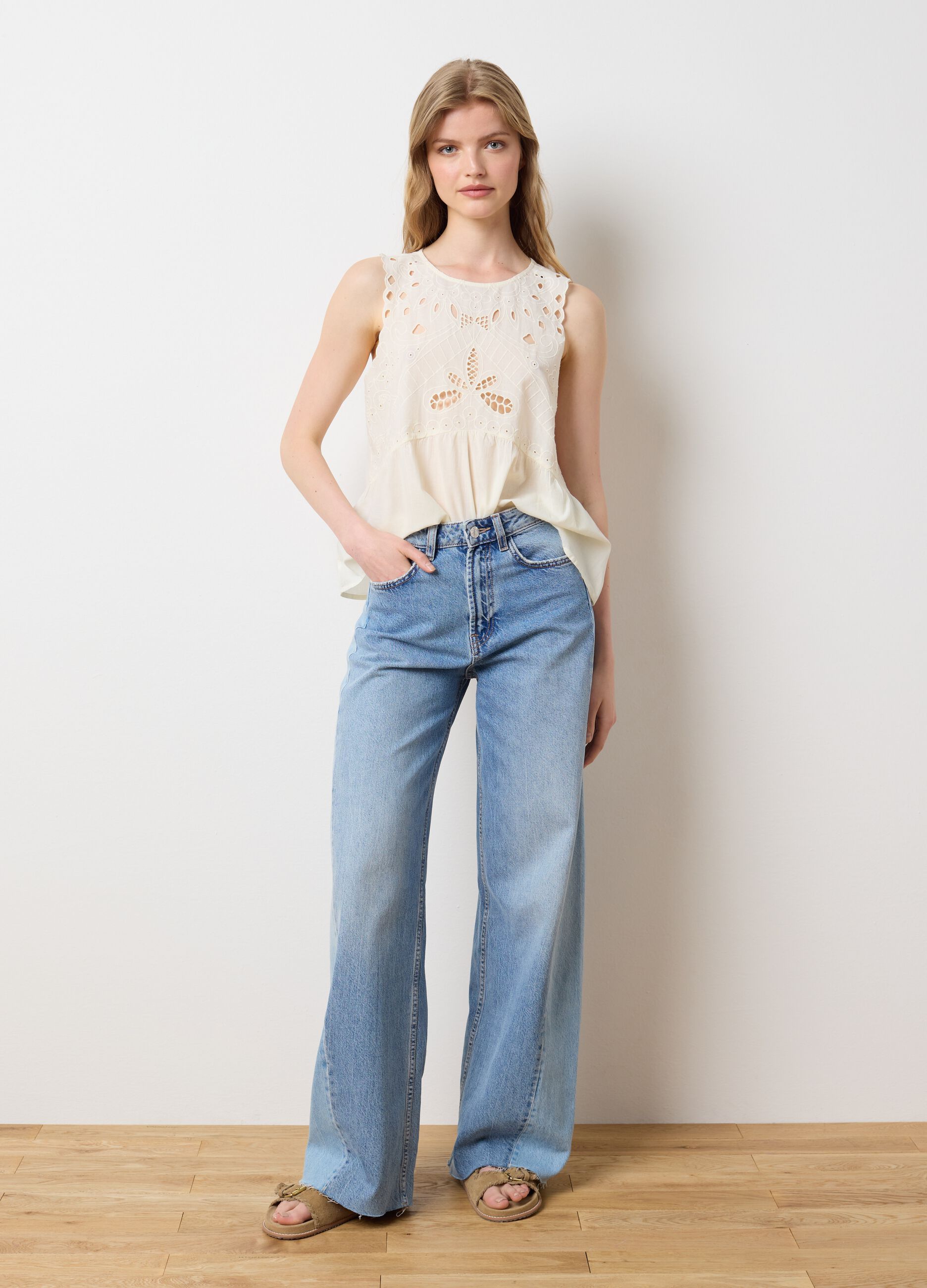 Top da donna in puro cotone beige regular fit con ricami