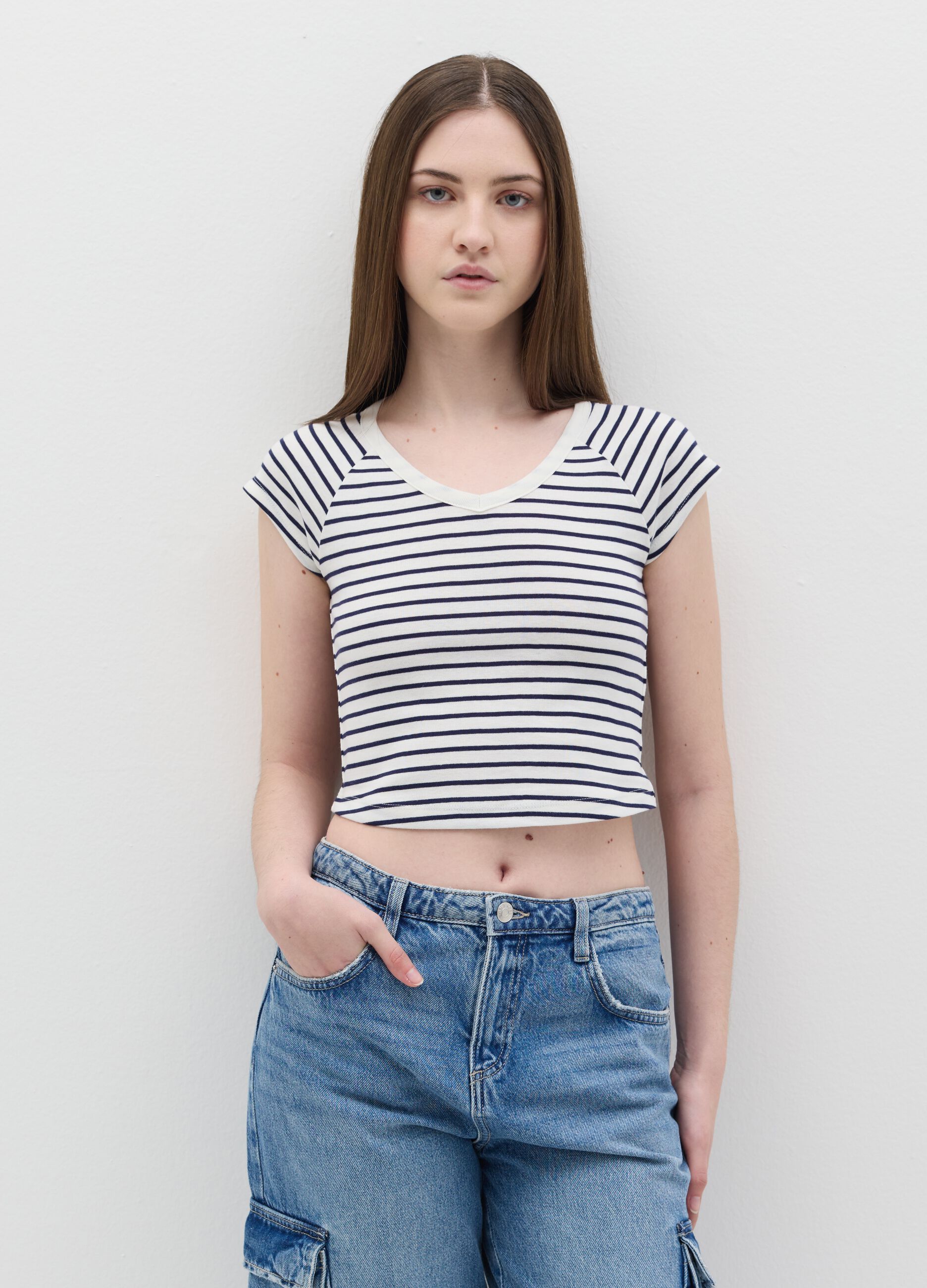 T-shirt with V neck and raglan sleeves