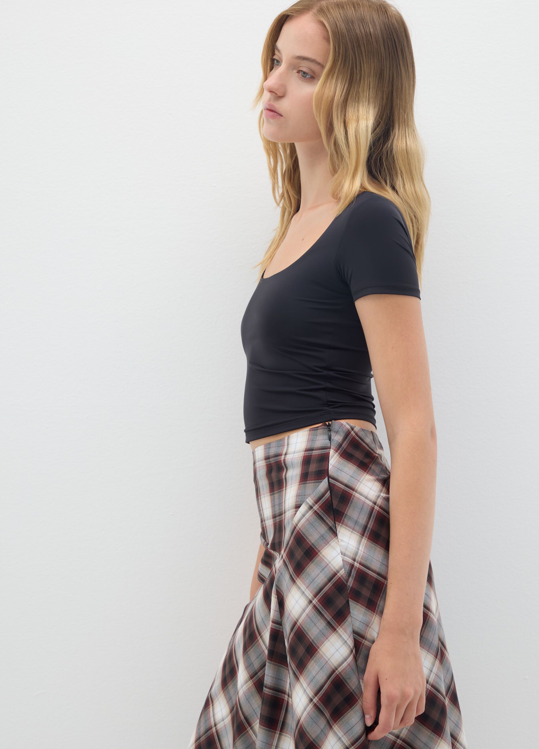 Top cropped nero con scollo profondo
