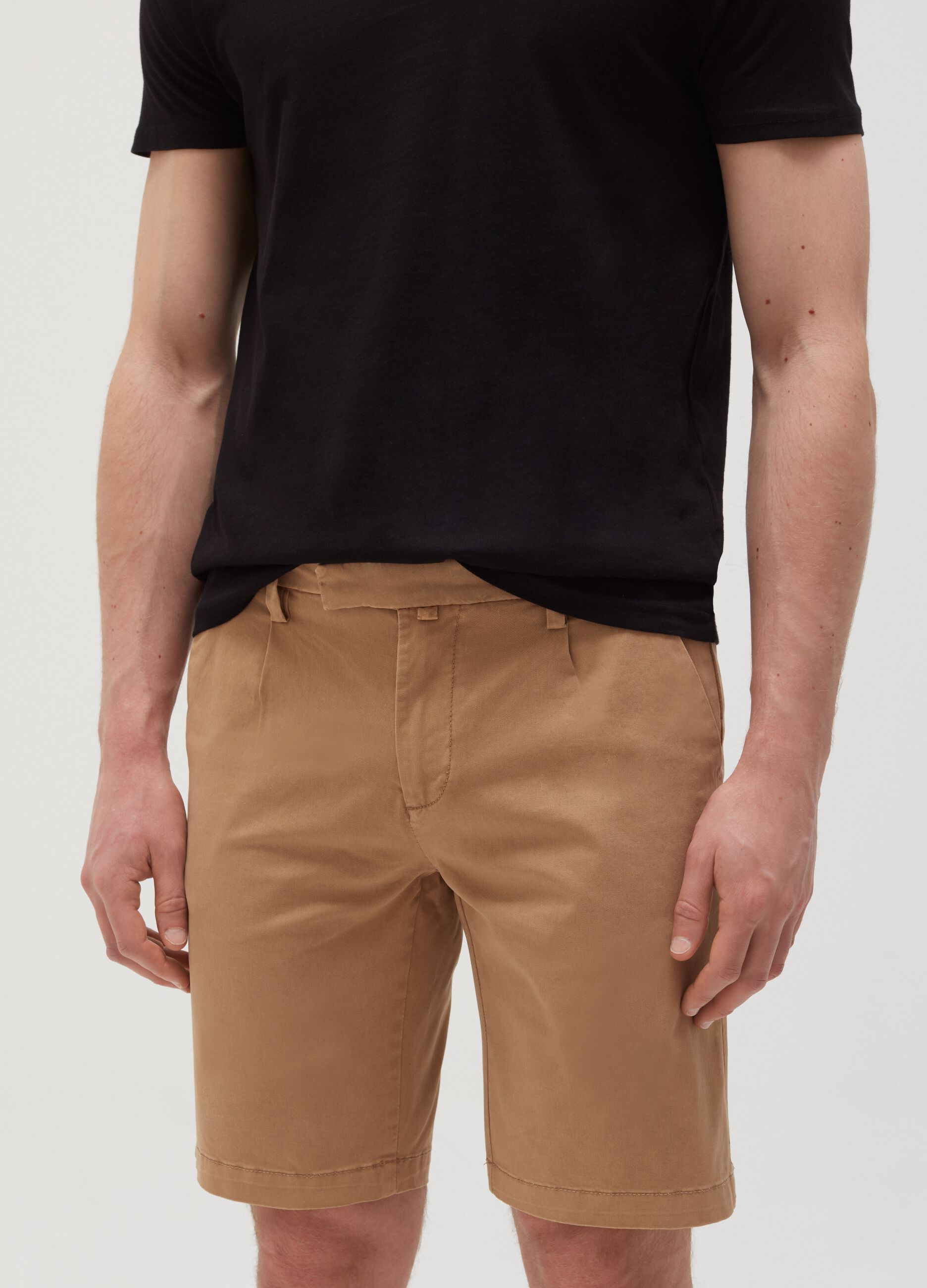 Bermuda chino in cotone con pinces_1
