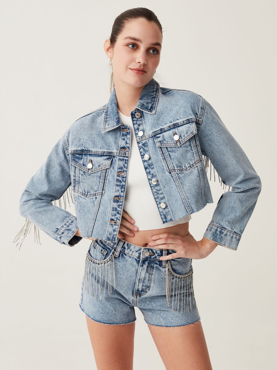 Giacca cropped in denim con frange in strass_0