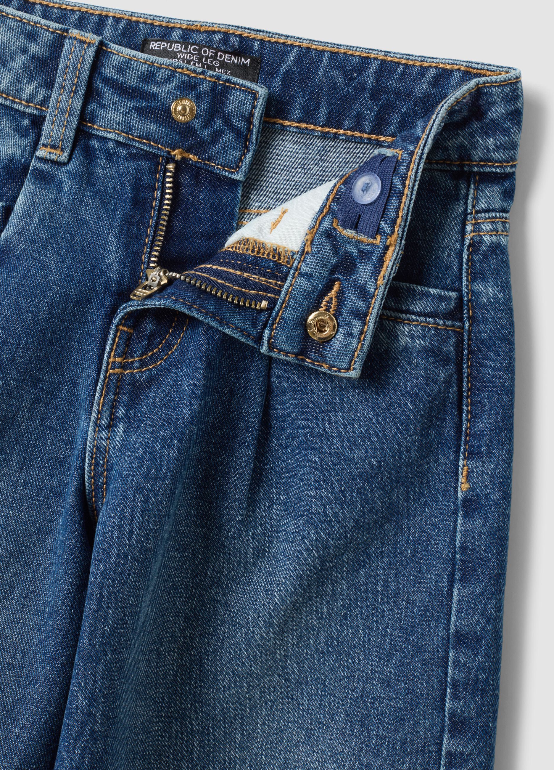 Jeans blu wide leg in puro cotone con patch per bambina