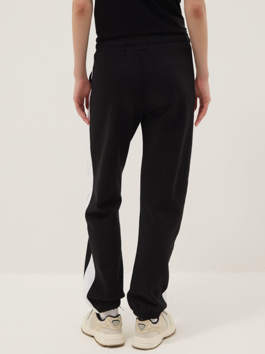 Pantaloni jogger in misto cotone a righe multicolor regular fit con logo_2