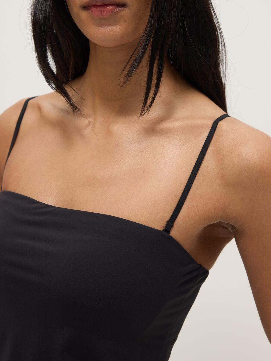 Canottiera nera regular fit con scollo quadrato_3