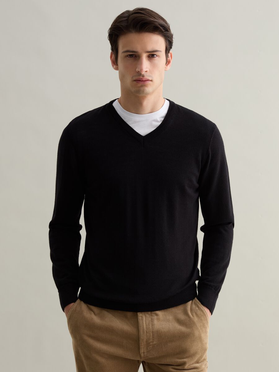 Merino wool pullover with V neck_0