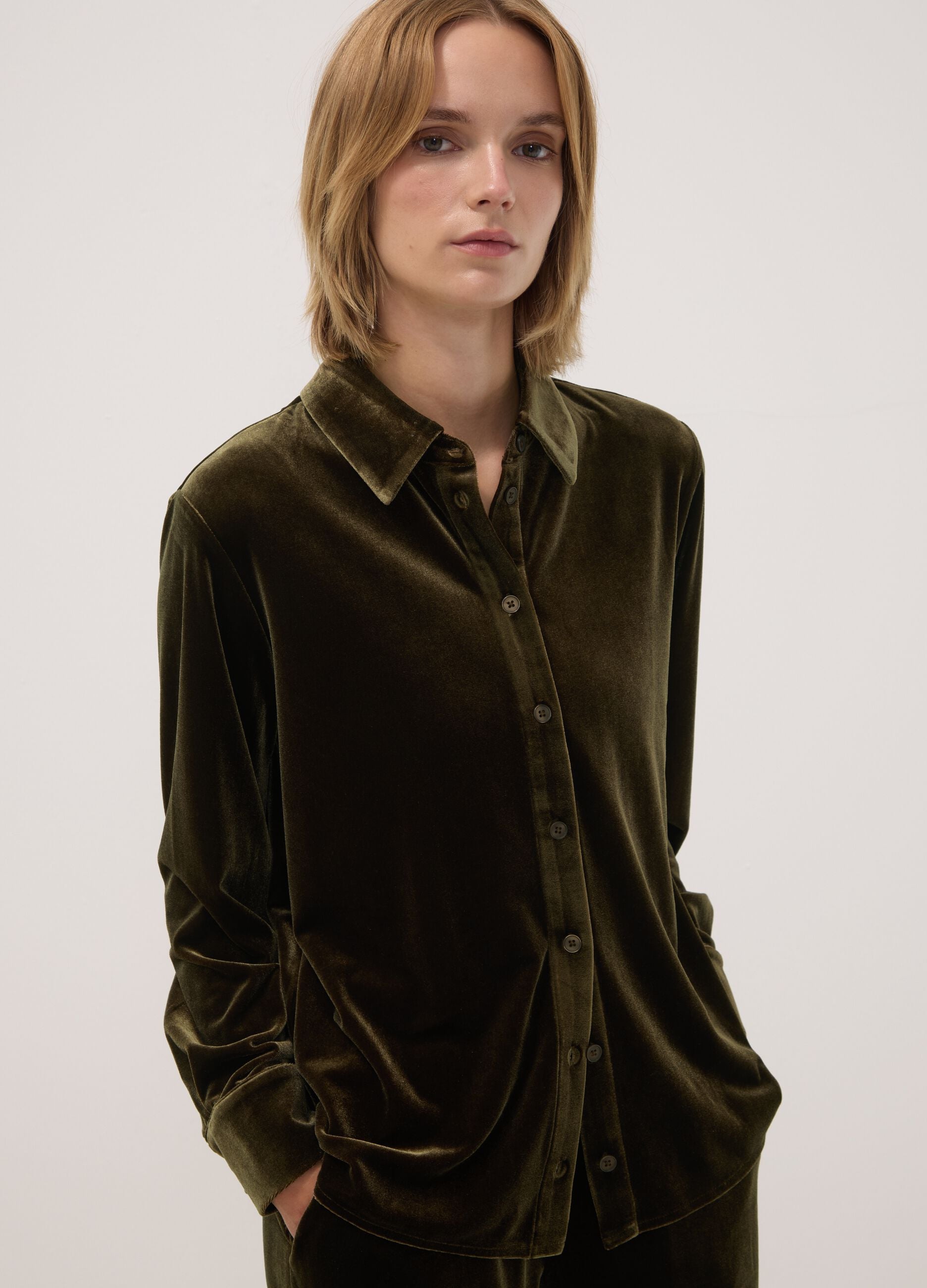 Camicia verde in tessuto velour elasticizzato regular fit