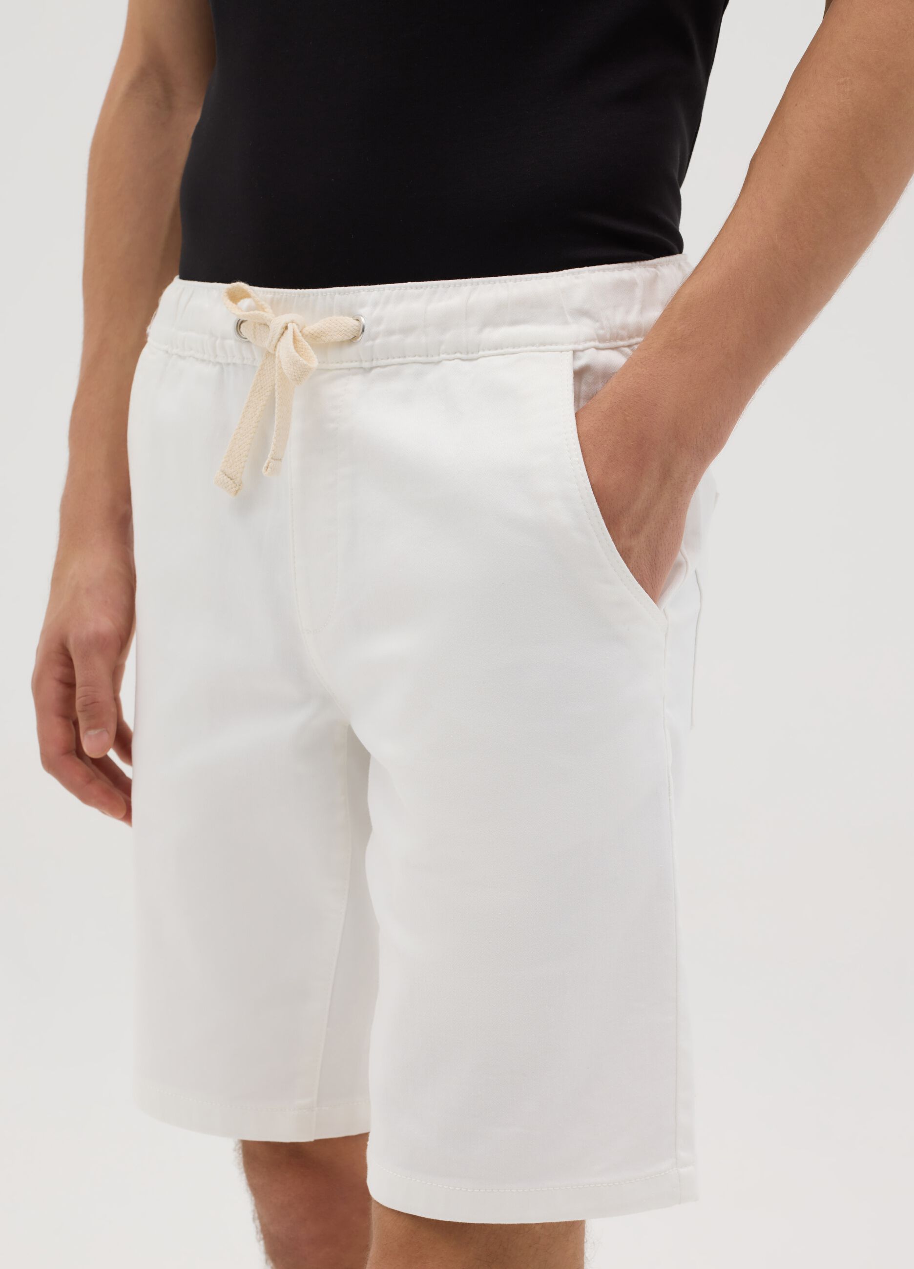 Bermuda da uomo in cotone elasticizzato bianco regular fit con laccio in vita