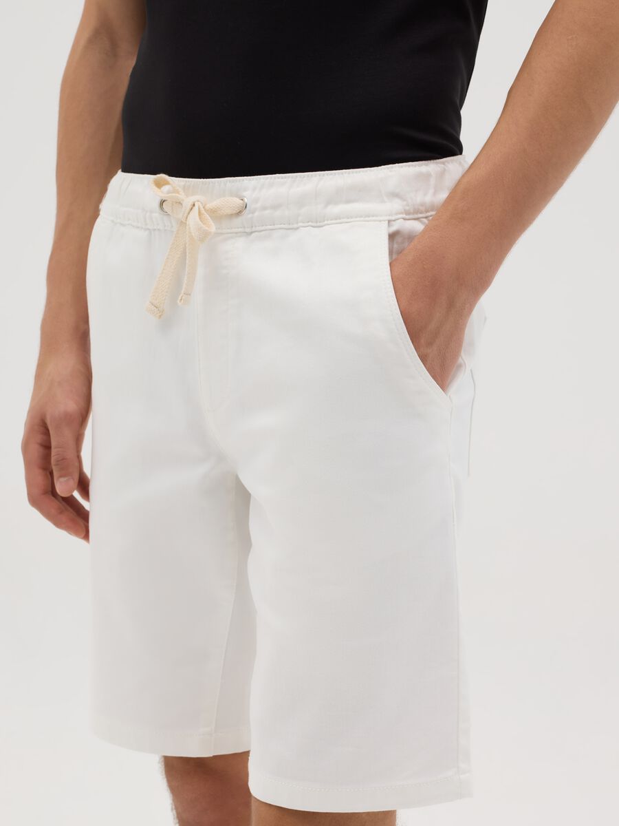 Men's white regular fit stretch cotton Bermuda shorts with drawstring waist_5