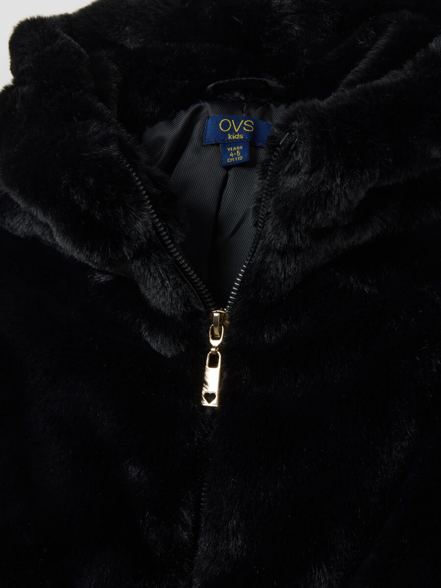 Giacca morbida nera con cappuccio da bambina regular fit_2